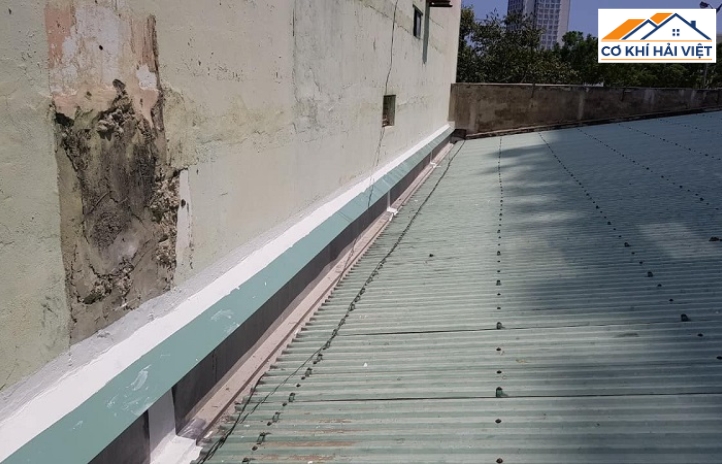 Khe hở tiếp giáp giữa mái và tường nhà nên được xử lý tốt để hạn chế dột