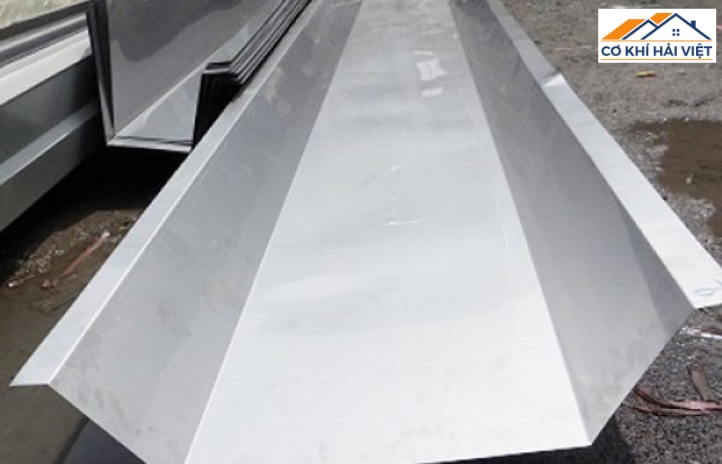 Kích thước máng xối phải được tính toán chính xác, phù hợp với diện tích mái nhà và lượng nước mưa trung bình