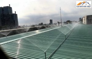 Lắp đặt hệ thống phun sương tự động giúp hạ nhiệt độ mái nhanh chóng
