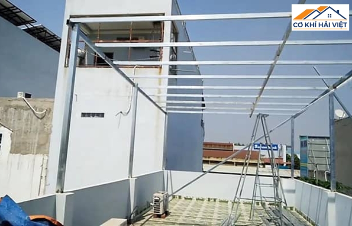 Lưu ý khi thi công mái tôn chống nóng sân thượng