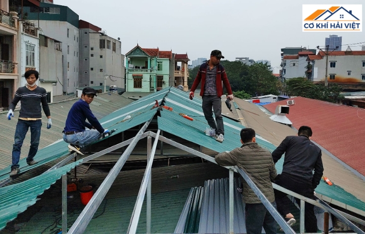Mái tôn có trọng lượng nhẹ và chi phí thi công thấp
