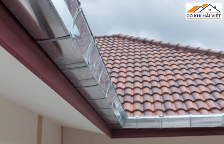 Máng xối dẫn nước về đúng vị trí, giảm thiểu đáng kể tình trạng xói lở hoặc sụt đất