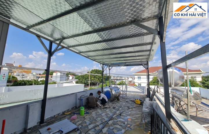 Mẫu mái tôn chống nóng sân thượng dạng phẳng hiện đại