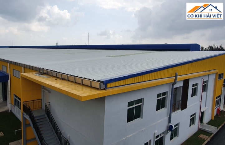 Nên dùng các tấm kim loại để bọc toàn bộ cạnh góc mái