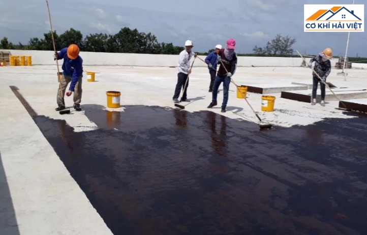 Nhựa đường cũng thường được dùng để xử lý các vết nứt lớn, khe hở dài hoặc chân tường giáp mái tôn