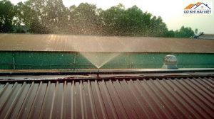 phun nước làm mát mái tôn có hại không