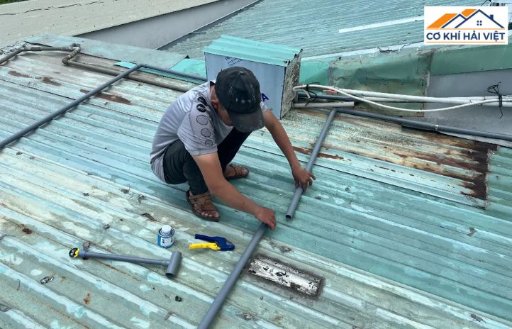Quy trình lắp đặt hệ thống phun nước mái tôn đúng cách
