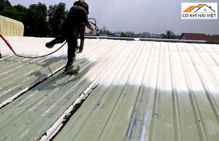 Sơn chống rỉ sét cho mái tôn phù hợp với những khu vực có độ ẩm cao