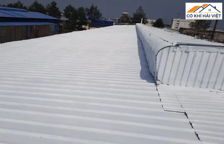 Sơn chống thấm có khả năng tạo lớp màng liên kết, lấp kín các vết nứt nhỏ và ngăn nước thấm qua