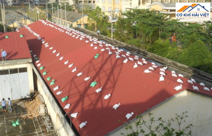 Sử dụng bao cát đặt dọc theo mép và đỉnh mái tôn để tăng trọng lượng