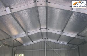 Tấm cách nhiệt được lắp trên khung xương treo dưới mái tôn, có khả năng cách nhiệt tốt, nhiều loại còn có khả năng chống cháy
