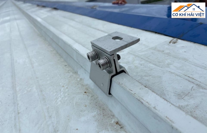 Việc thiếu nẹp cố định sẽ khiến mái dễ rung lắc và bị tốc khi mùa bão đến