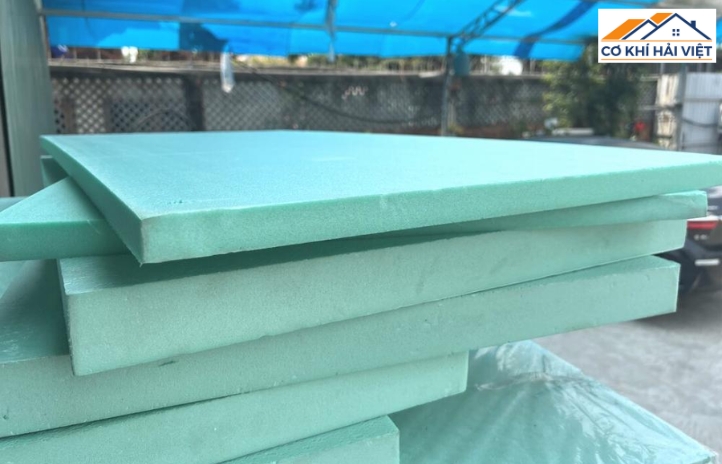 Xốp XPS được làm từ nhựa Polystyrene ép đùn, tạo nên cấu trúc đồng nhất, kín và rất chắc chắn