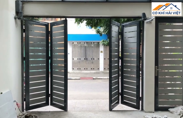 Các cánh cửa có thể gập lại khi mở, giúp tối ưu hóa không gian di chuyển, rất phù hợp với nhà có mặt tiền nhỏ