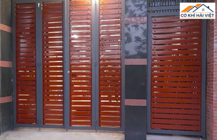 Cổng sắt giả gỗ nan ngang, tạo sự chắc chắn nhưng vẫn tự nhiên