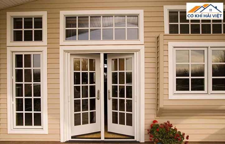 Cửa 2 cánh là loại phổ biến, kích thước tiêu chuẩn, thích hợp làm cửa chính hoặc mặt tiền