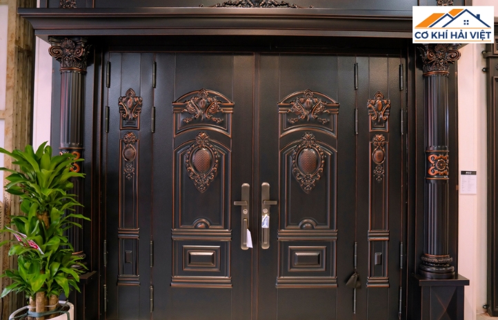 Cửa 4 cánh giả gỗ khung chạm nổi đậm chất hoàng gia, sang trọng, thường được sử dụng trong đại sảnh biệt thự hoặc công trình tâm linh