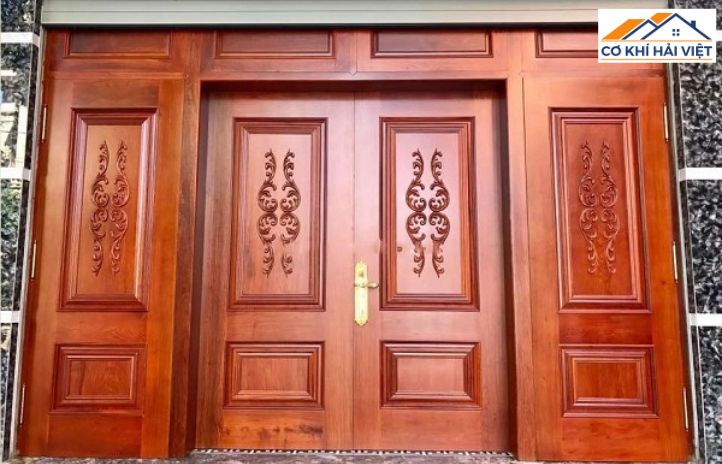 Cửa 4 cánh giả gỗ màu nâu trầm, phù hợp nhà biệt thự