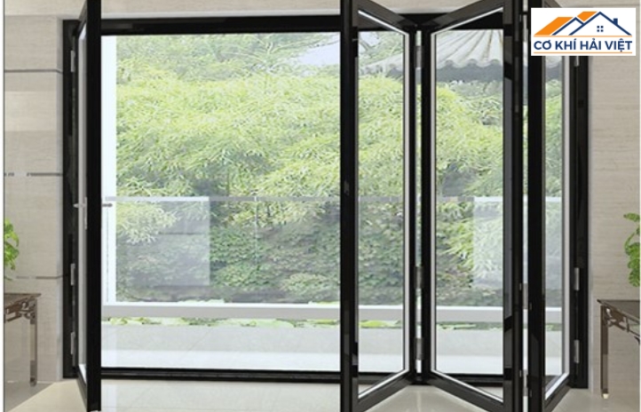 Cửa gấp xếp 4 cánh kính cường lực tạo lối đi rộng rãi khi cần