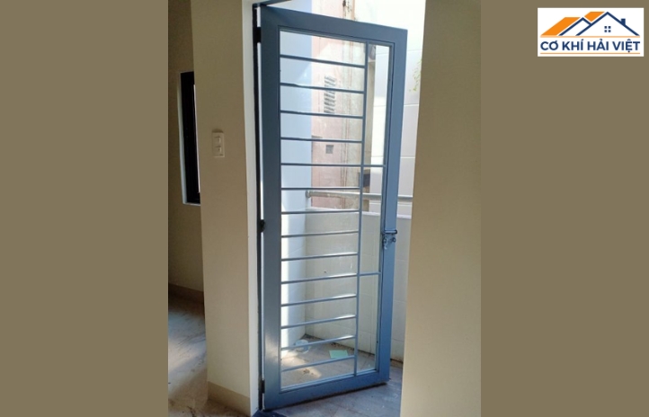 Cửa khung sắt 1 cánh khá gọn nhẹ