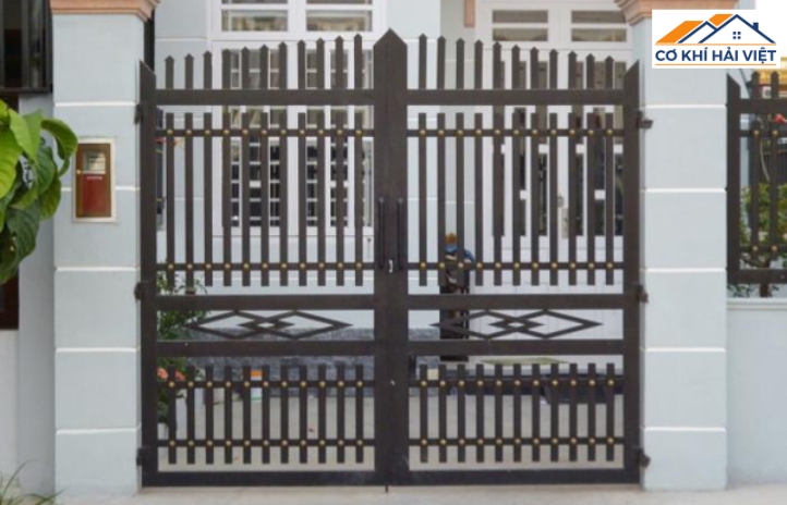Cửa khung sắt 2 cánh có thiết kế khá cân đối, dễ kết hợp với kiến trúc hiện đại lẫn truyền thống