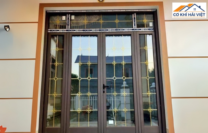 Cửa khung sắt kết hợp kính mang tới nét hiện đại