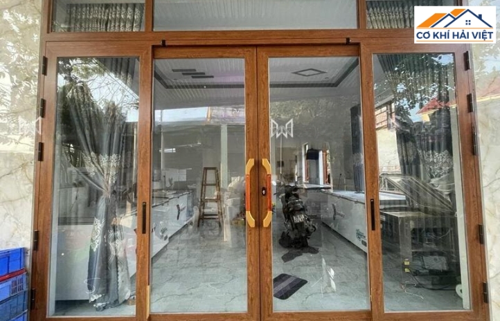 Cửa lùa khung mảnh vân gỗ gọn gàng, tinh tế, thích hợp cho những không gian hạn chế diện tích