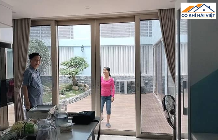 Cửa mở lùa 4 cánh bằng sắt và kính phù hợp không gian hẹp