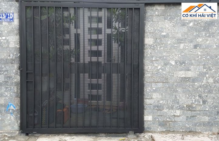 Cửa mở lùa tiết kiệm diện tích, phù hợp nhà phố nhỏ nhưng vẫn giữ được nét hiện đại