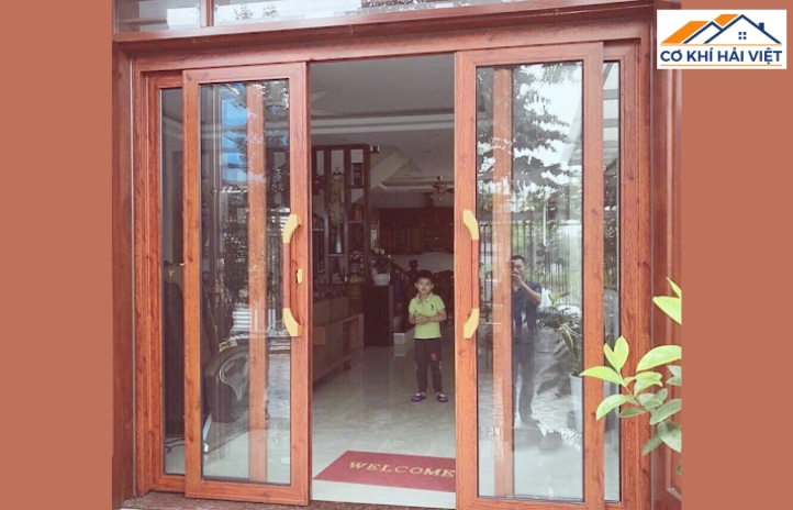 Cửa mở quay 4 cánh kết hợp kính phổ biến ở nhiều gia đình