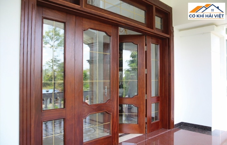 Cửa pano kính kết hợp giả gỗ kết hợp ánh sáng tự nhiên với vân gỗ sang trọng, phù hợp với nhà phố hiện đại