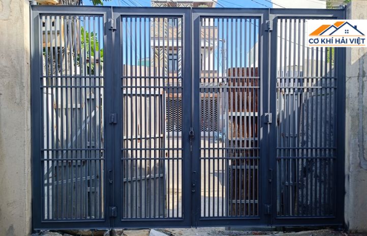 Cửa pano sắt màu xanh đen, phù hợp cho nhà phố cổ