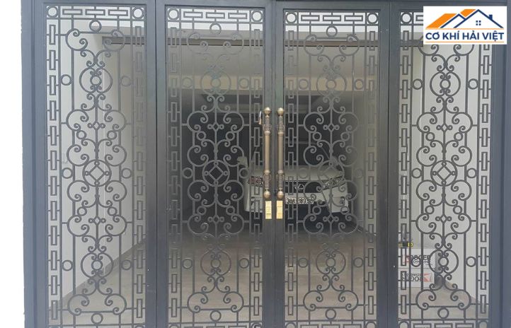 Cửa sắt 4 cánh kết hợp kính cường lực, thích hợp với những mặt tiền rộng, tạo sự thoáng đãng
