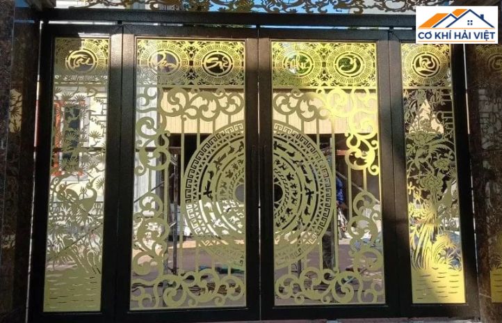 Cửa sắt 4 cánh kết hợp kính cường lực trong suốt, mang lại sự hiện đại, thoáng sáng cho không gian
