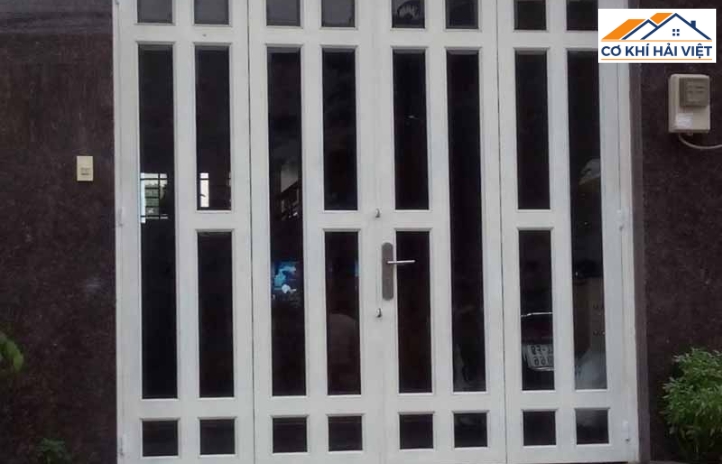 Cửa sắt 4 cánh kính cường lực khung đơn giản, phù hợp nhà phố hiện đại