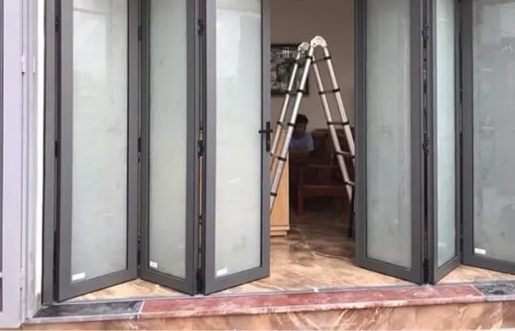 Cửa sắt 4 cánh kính mờ đảm bảo sự riêng tư mà vẫn giữ được ánh sáng tự nhiên