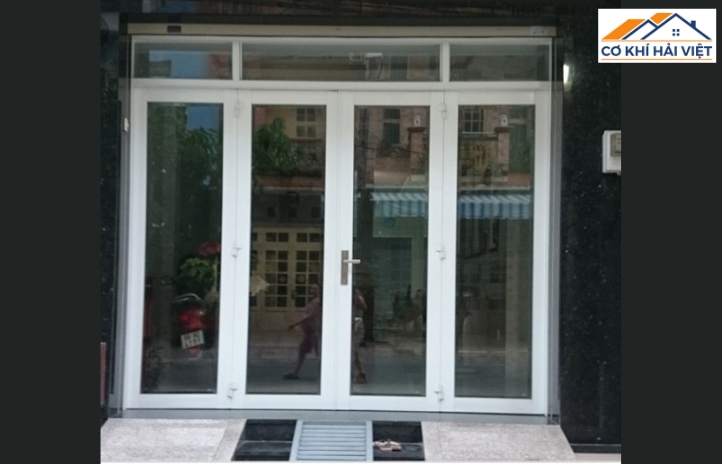 Cửa sắt 4 cánh kính trong suốt mang lại sự thoáng đãng, kết nối không gian trong – ngoài