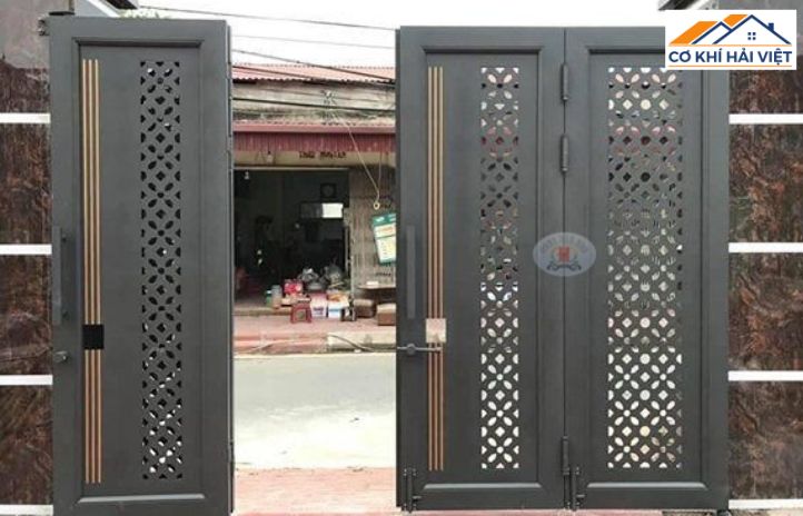 Cửa sắt CNC đặc dày, được hàn liền khối chắc chắn nên đảm bảo chịu lực tốt