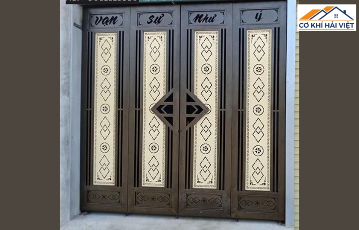 Cửa sắt CNC hoa văn giả gỗ với họa tiết tinh xảo, phong cách cổ điển