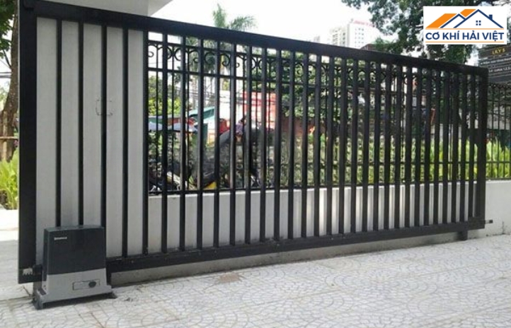 Cửa sắt được thiết kế trượt ngang giúp tiết kiệm diện tích