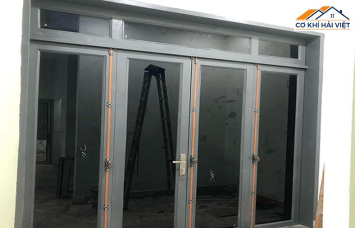 Cửa sắt giả nhôm Xingfa được thiết kế dựa trên kết cấu sắt thép mạ kẽm, bên ngoài phủ sơn tĩnh điện cao cấp
