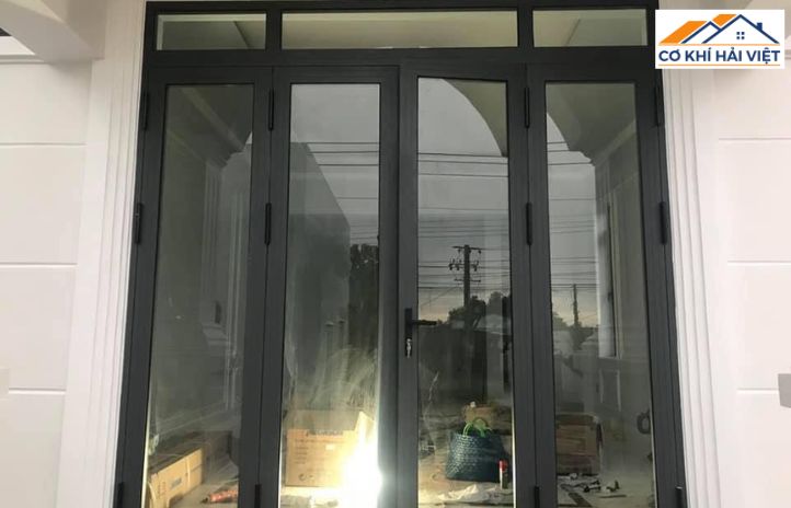 Cửa sắt giả nhôm Xingfa khung mảnh, tạo cảm giác nhẹ nhàng cho mặt tiền