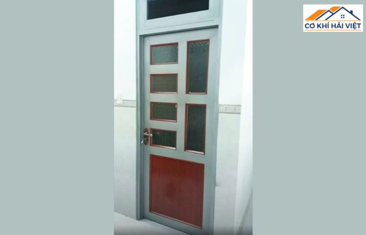 Cửa sắt pano với thiết kế đơn giản từ các pano sắt liền khối