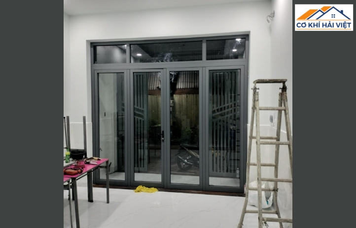 Giới thiệu mẫu cửa sắt 4 cánh kính cường lực