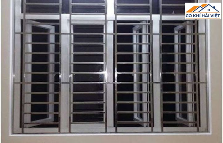Khung cửa sắt cho cửa sổ có thể thiết kế dạng song thẳng, song chéo hoặc hoa văn nghệ thuật