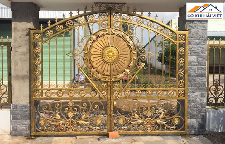 Mẫu cổng sắt nghệ thuật sơn vàng đồng, thu hút ánh nhìn