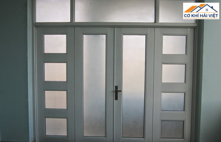 Mẫu cửa 4 cánh giả nhôm, kết hợp kính mờ, mang lại sự riêng tư