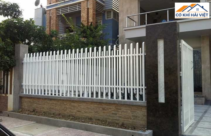 Mẫu cửa sắt hàng rào thanh dọc