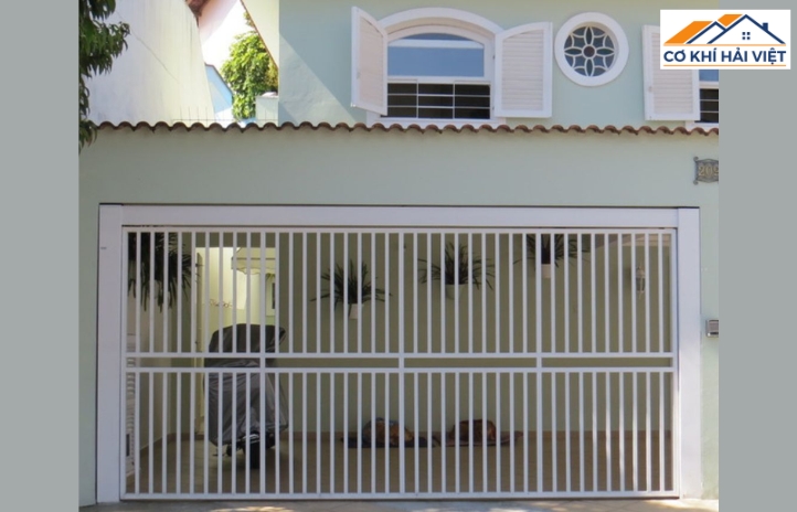 Mẫu cửa sắt hộp 4 cánh được thiết kế tối giản, thường chỉ gồm những thanh sắt song song hoặc kẻ ngang