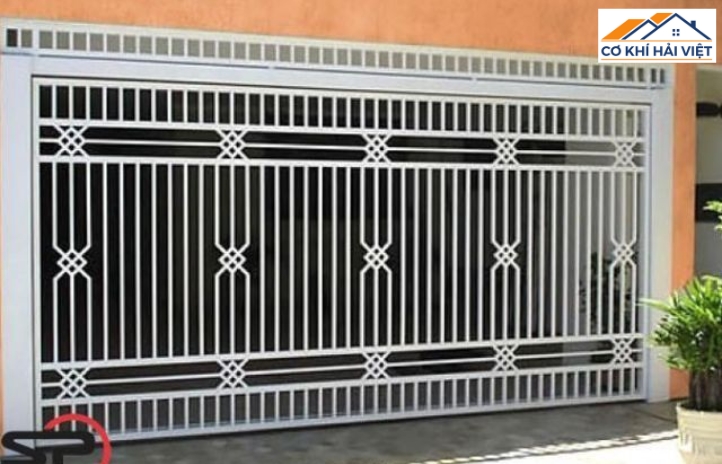 Mẫu cửa sắt hộp mỹ thuật sử dụng hoa văn CNC cùng các họa tiết hoa lá, hình học để tạo điểm nhấn